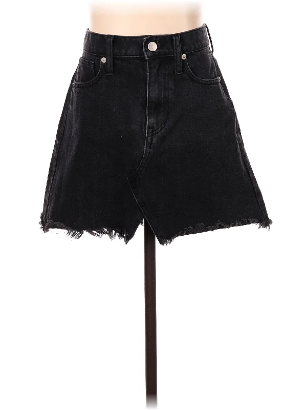 Denim skirts to pair with white t - shirts for a simple lookDenim Skirt