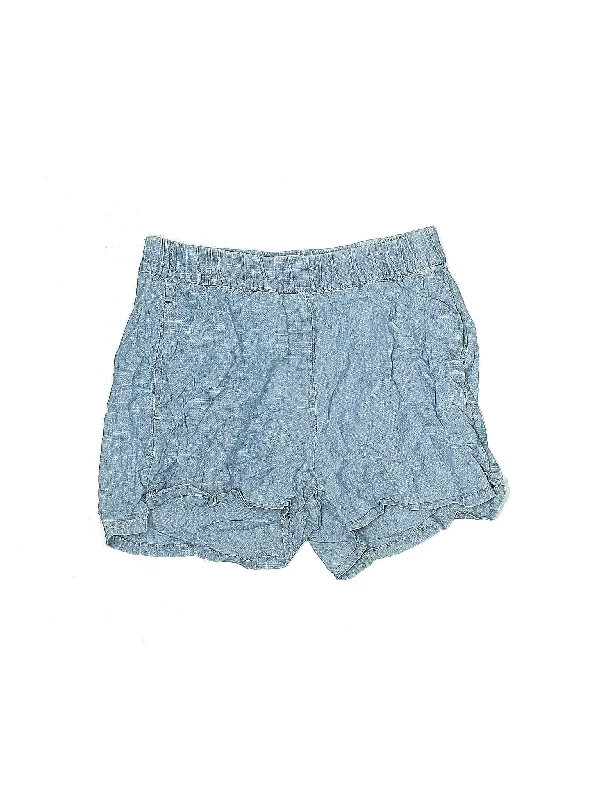 Plus Size Women's Denim Shorts with Embroidered Flowers in Light Blue for a Feminine TouchMid-Rise Denim Shorts in Light Wash Plus Size Women's Denim Shorts with Embroidered Flowers in Light Blue for a Feminine TouchMid-Rise Denim Shorts in Light Wash