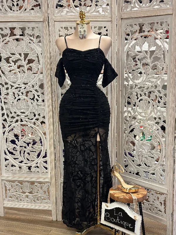 Lace - Embellished Women Dress for an Elegant and Sophisticated AppearanceBlack Lace Sequin Gown- Slightly Stretchy, Estira Poco .. viene reducido .. Lace - Embellished Women Dress for an Elegant and Sophisticated AppearanceBlack Lace Sequin Gown- Slightly Stretchy, Estira Poco .. viene reducido ..