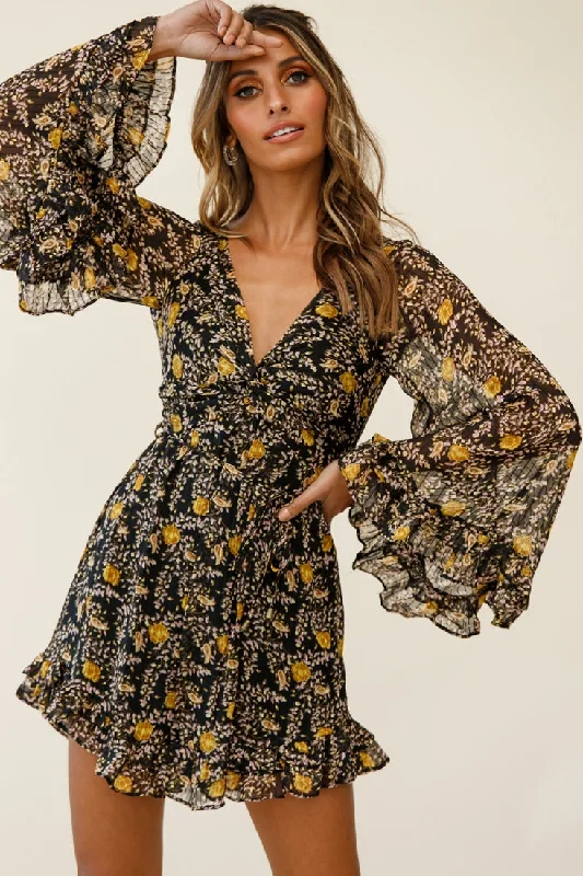Sheath Women Dress with a Tailored Fit for a Professional LookPerri Bell Sleeve Twist Knot Bust Dress Paisley Print Black Sheath Women Dress with a Tailored Fit for a Professional LookPerri Bell Sleeve Twist Knot Bust Dress Paisley Print Black