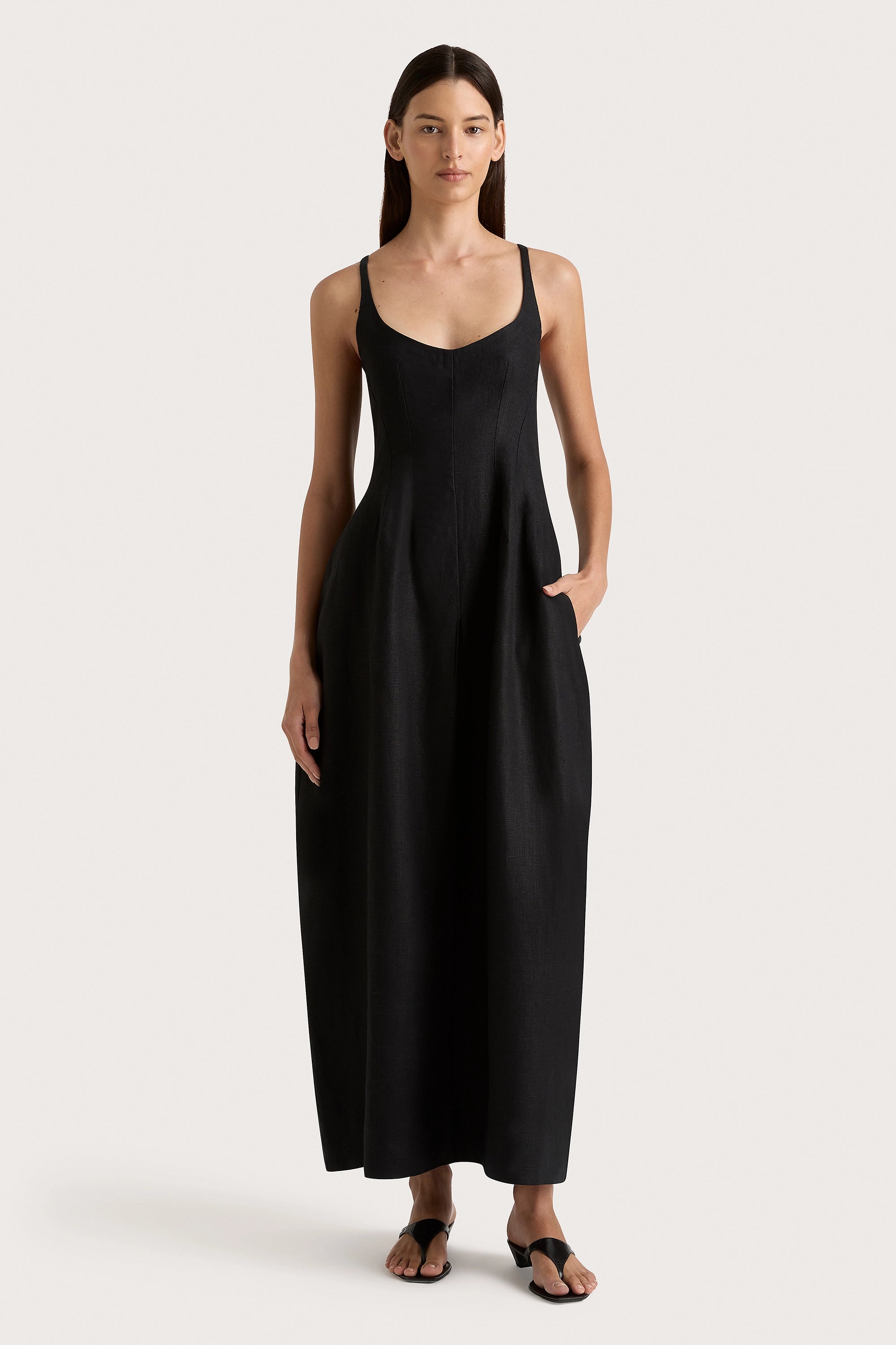 Midi dresses with ruffled bodices for a more pronounced feminine lookSanne Midi Dress Black Midi dresses with ruffled bodices for a more pronounced feminine lookSanne Midi Dress Black