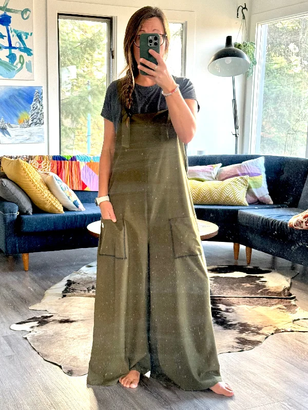 Women's overalls in black color for a classic lookWide Leg Overalls - Lg/XL